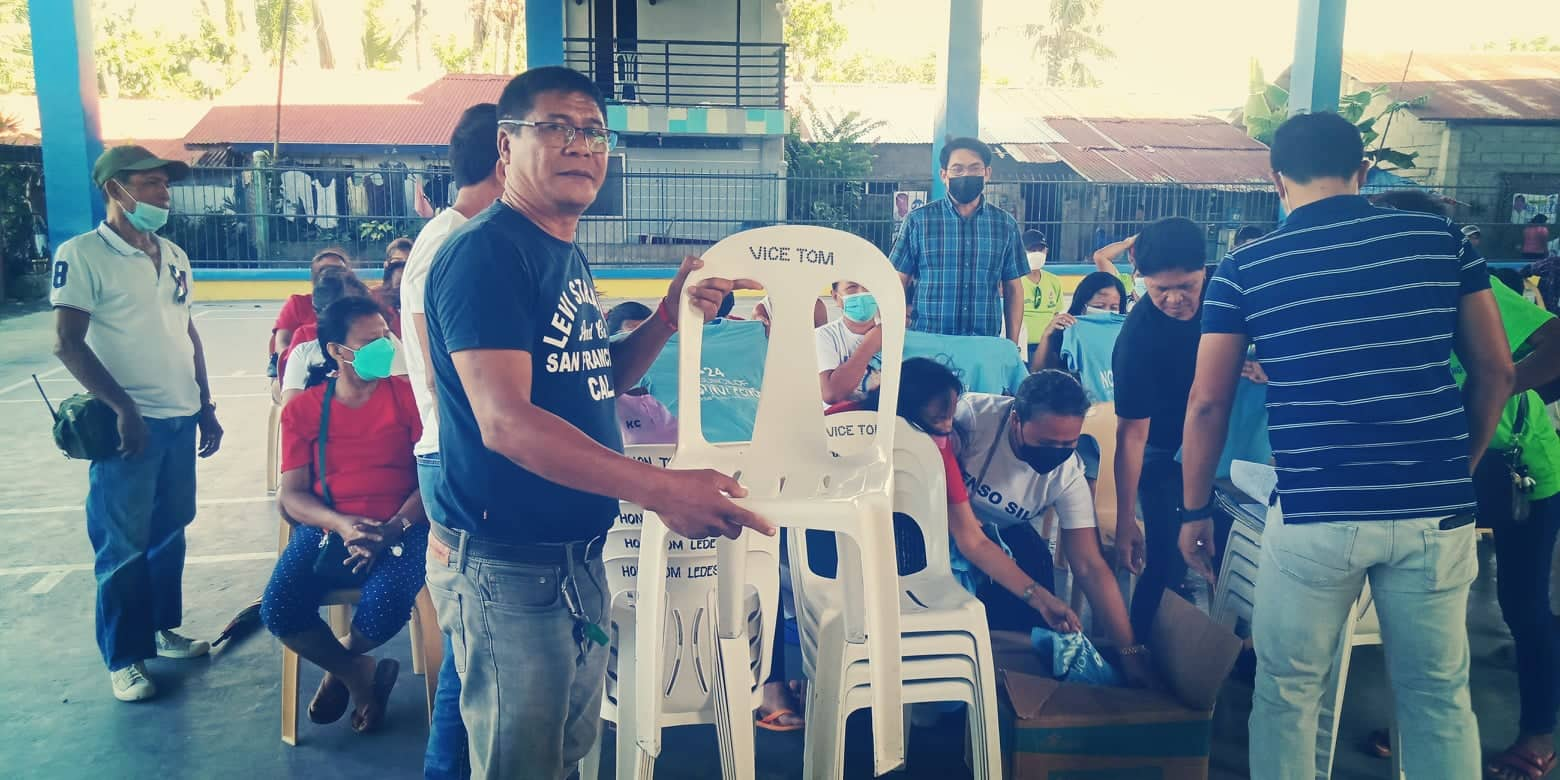 Vice Mayor Tom Ledesma and Councilor Noynoy Penuela distributed T-shirts and Chairs in Brgy. Balaring, Silay City assisted by Kagawad Tony Buensuceso